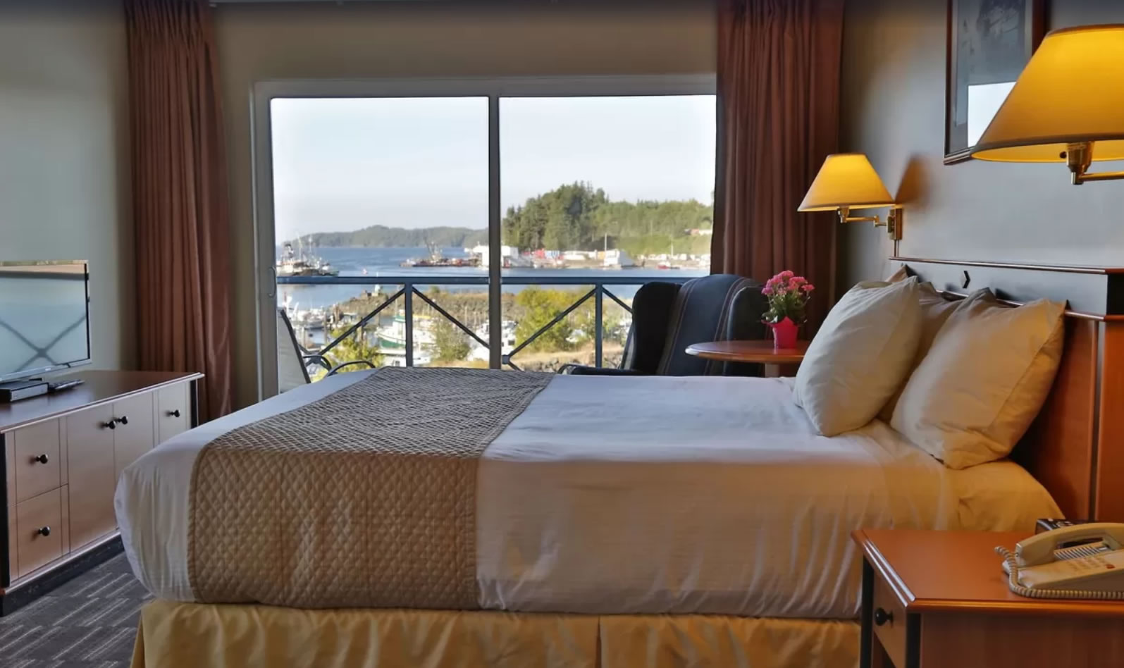 Glen Lyon Inn and Suites Port Hardy, Queen Bed, Hideabed, Sea Views
