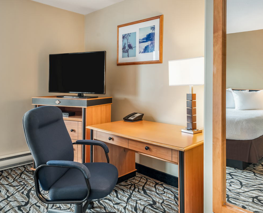 Room 1 K-bed desk-One-King