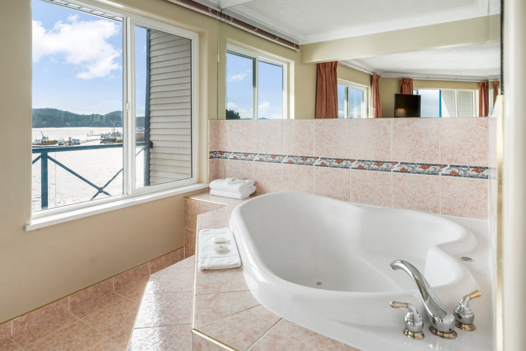 Glen Lyon Inn and Suites - Port Hardy, King Bed, Ocean View, Jacuzzi