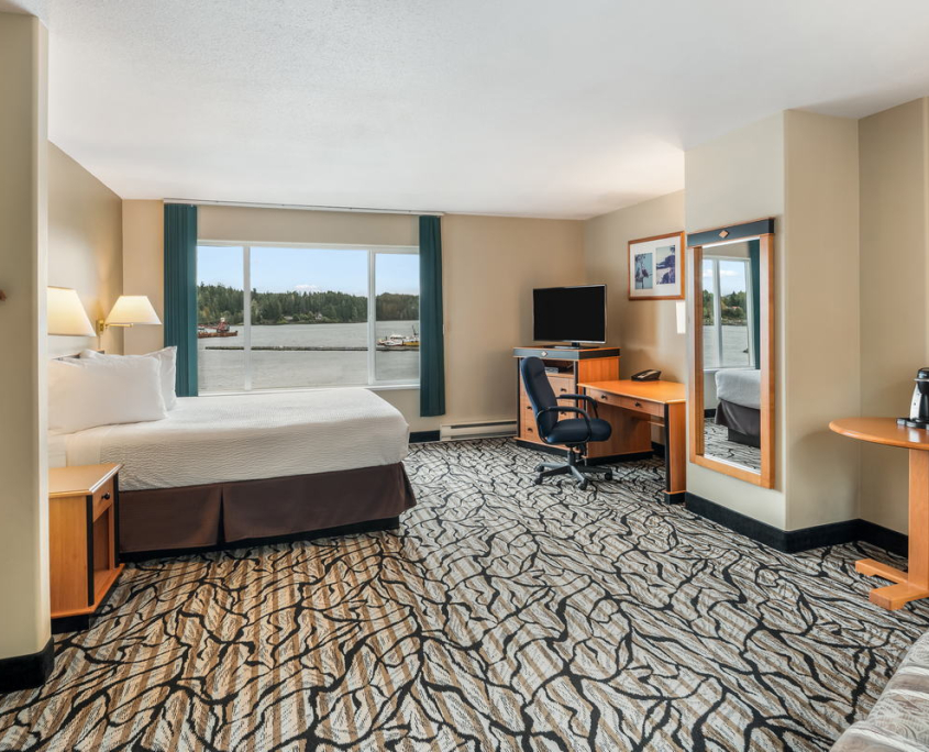 room 1K-bed facing the balcony-One-King